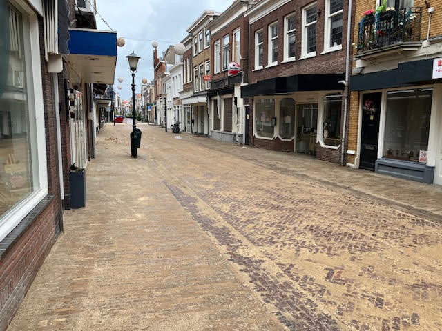 Heringerichte winkelstraat volledig bestraat met gebakken klinkers