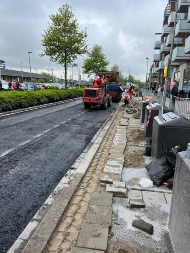 Aansluitende bestrating naast de nieuwe asfaltverharding