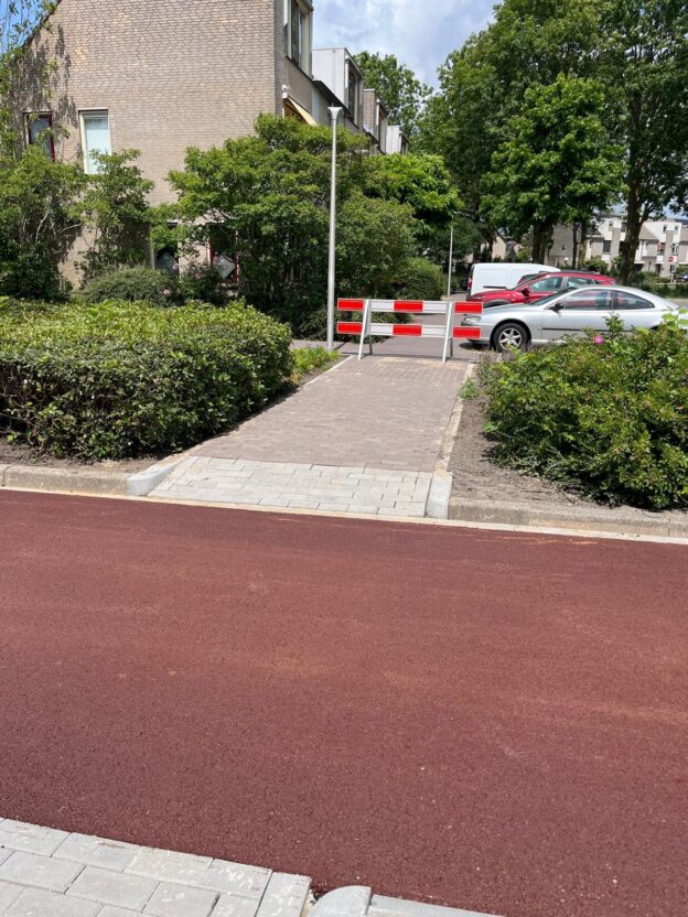 Rood fietspad met trottoirinrit en aansluitende bestrating