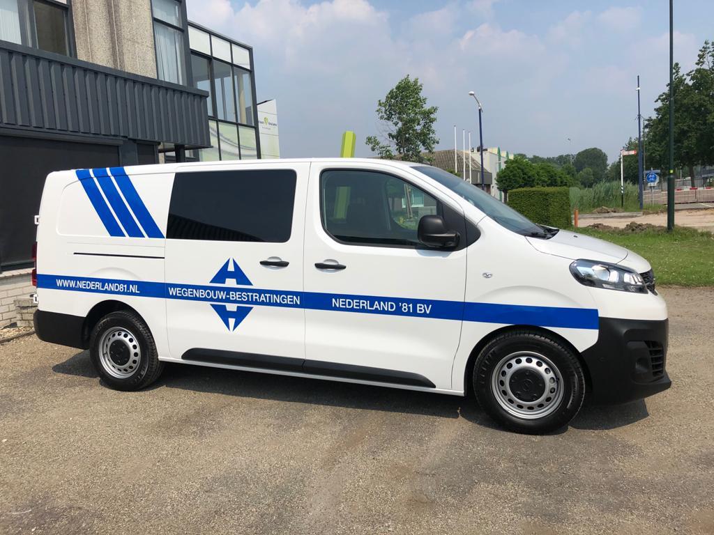 Bedrijfsbus van Wegenbouw-Bestratingen Nederland '81 met logo en huisstijl