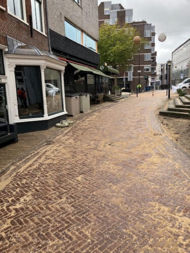 Gebogen winkelstraat met gebakken klinkers in keperverband
