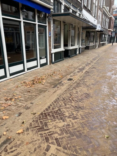 Gevelstrook en rijstrook in keperverband langs winkelpanden
