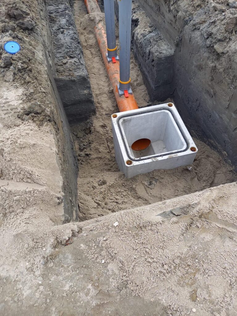 Betonnen inspectieput geplaatst en aangesloten